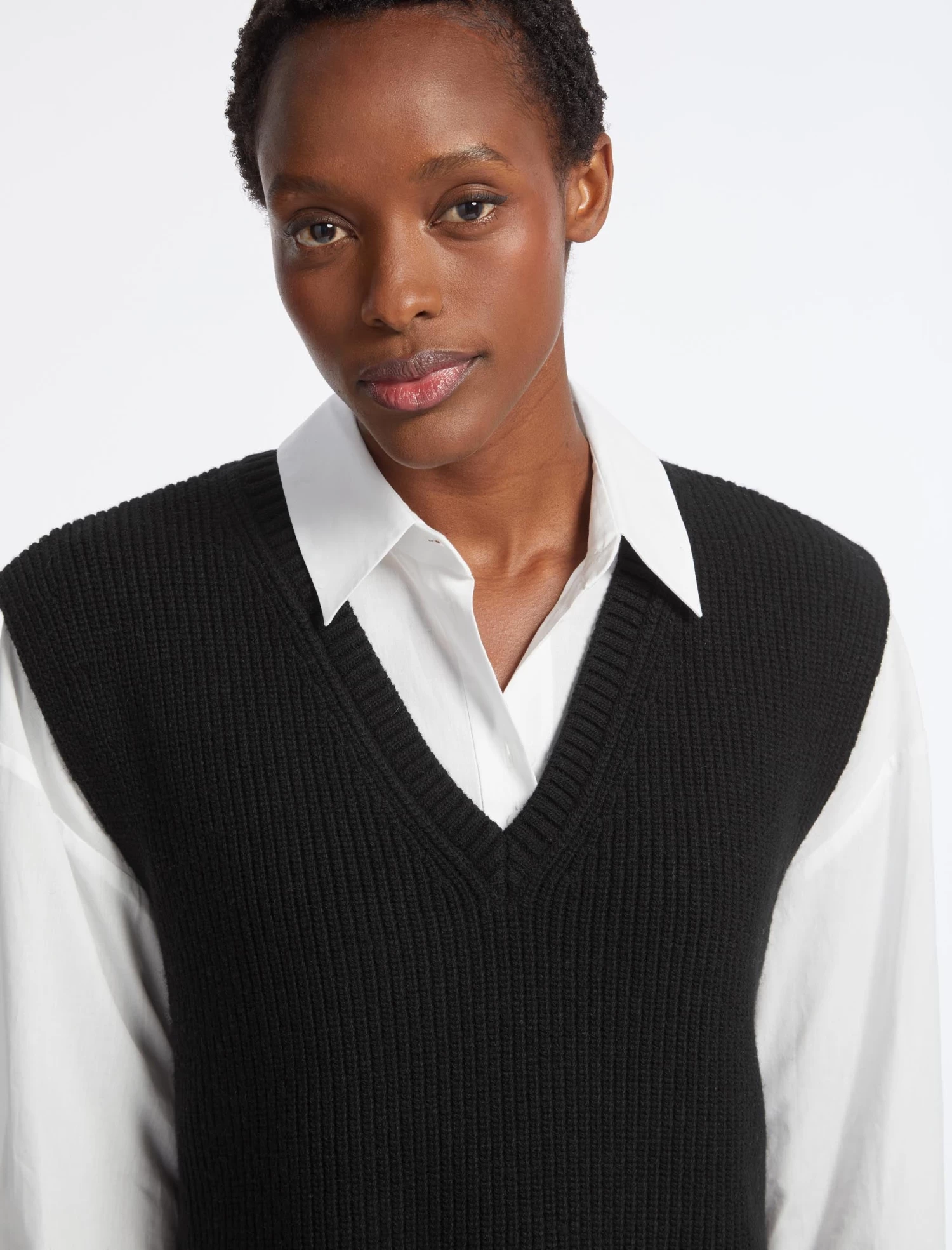 Janice Wool V Neck Sleeveless Jumper - Black - Image 3