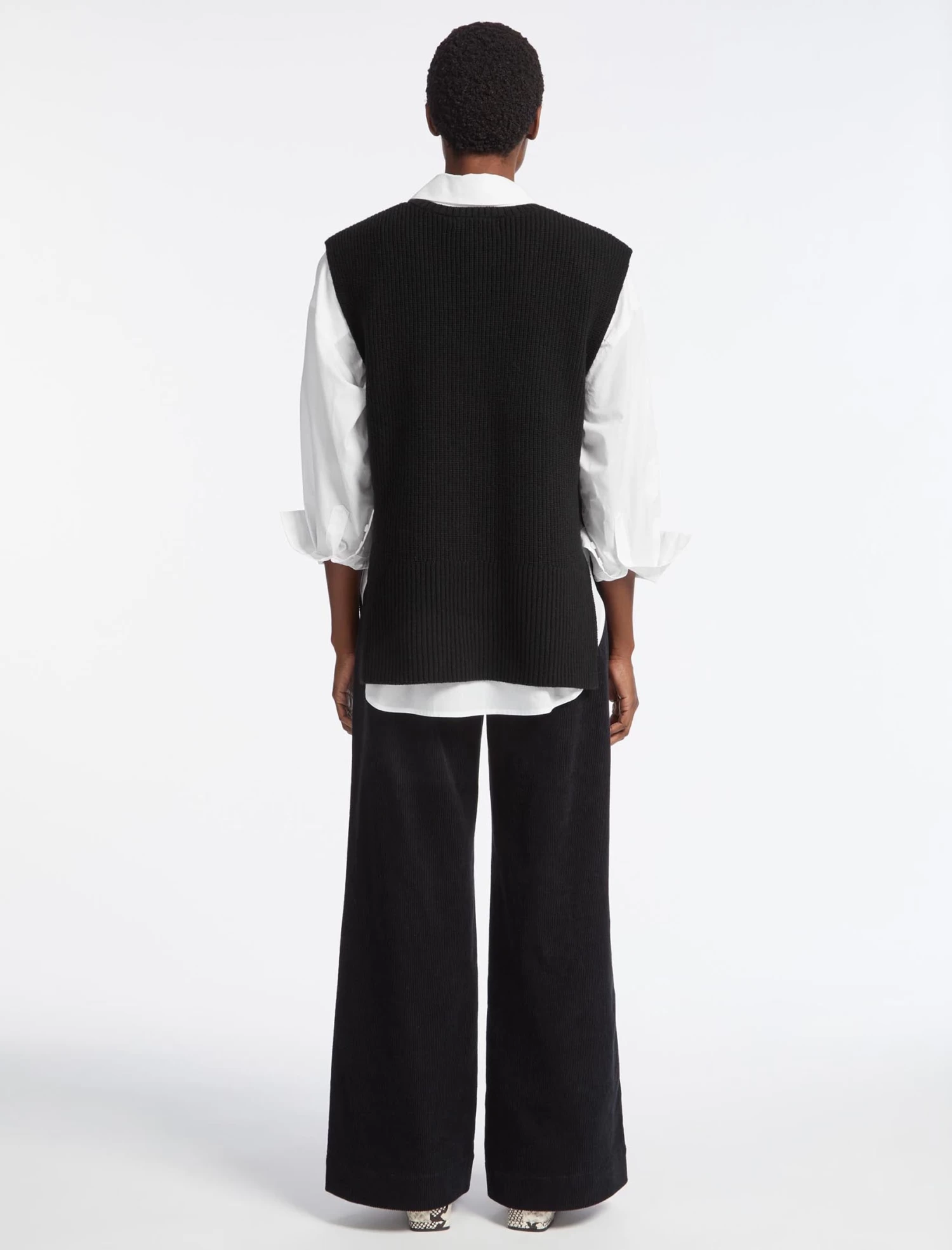 Janice Wool V Neck Sleeveless Jumper - Black - Image 5